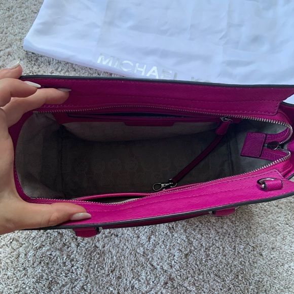 Michael Kors Selma in Fuchsia with Silver detailing ๐ - Picture 4 of 7